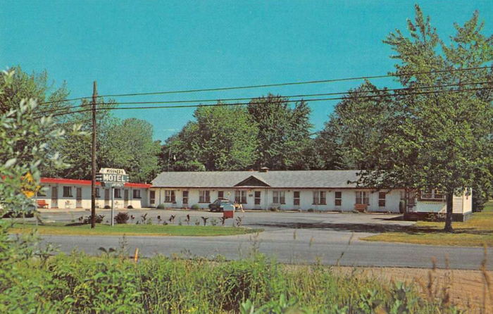 Portage Lake Motel (Wissners Motel, Sprengers Lakeview Motel) - Old Postcard View